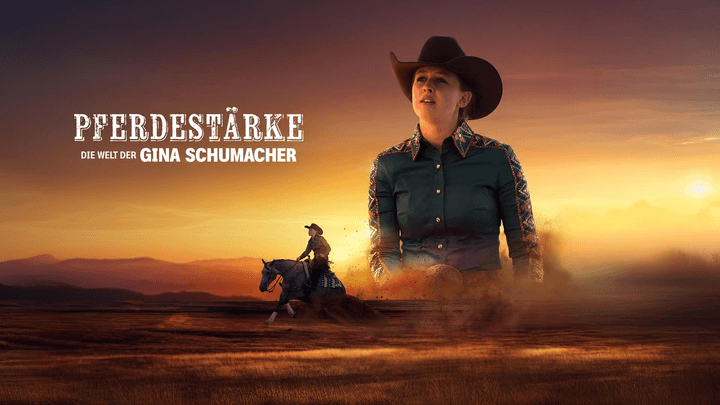 Gina Schumacher dans une tenue d'équitation avec un cheval au coucher du soleil