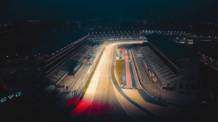 Voitures de F1 en action sur le circuit de Bahreïn pendant une course nocturne