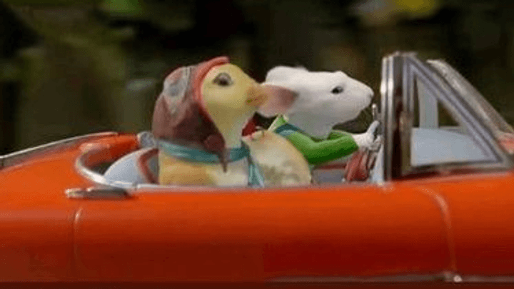 Peluches Snoopy et Woodstock dans une voiture décapotable orange sur story Instagram