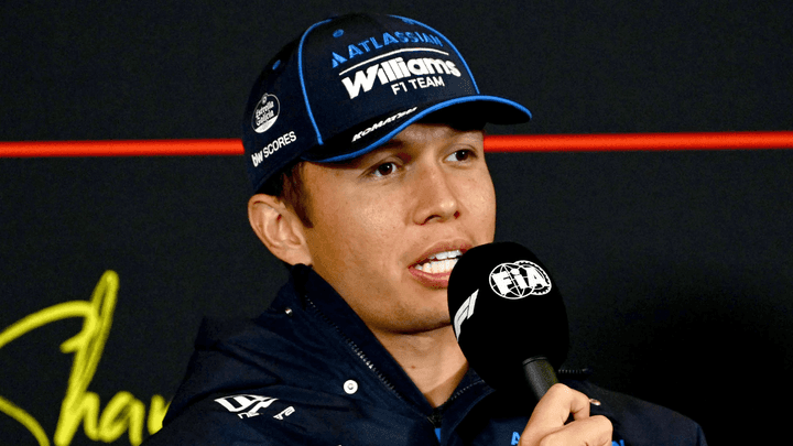 Pilote Williams en casquette de l'équipe lors d'une conférence de presse FIA F1