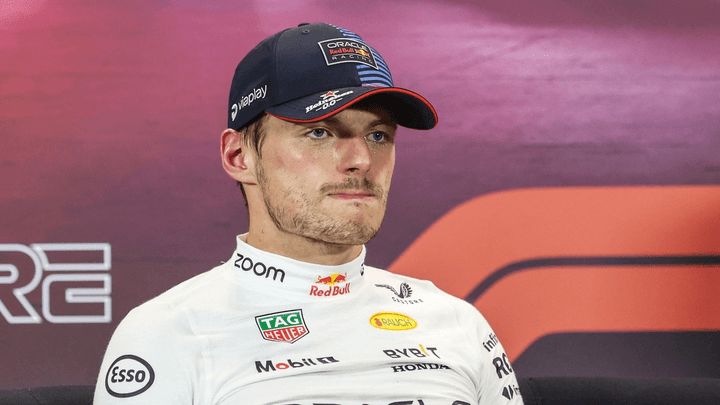 Max Verstappen en combinaison Red Bull Racing lors d'une conférence de presse officielle F1