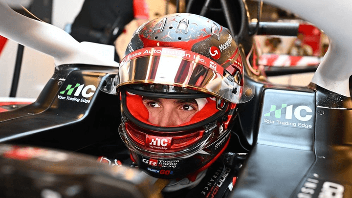Esteban Ocon dans son cockpit de F1, regard concentré et visière relevée