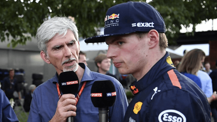 Journaliste Sky Sports interviewe pilote Red Bull Racing en casquette lors d'un événement F1