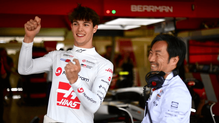 Oliver Bearman lève le poing en signe de victoire dans le garage Haas