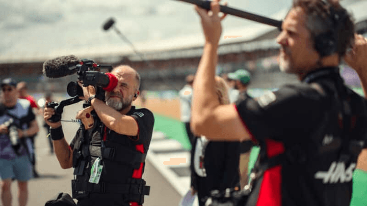 Équipe de tournage Netflix filmant en coulisses lors d'un Grand Prix de Formule 1