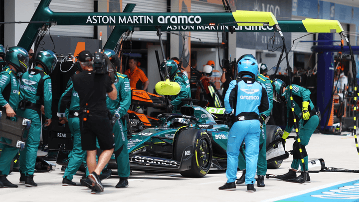 Équipe Aston Martin en action lors d'un arrêt au stand en Formule 1