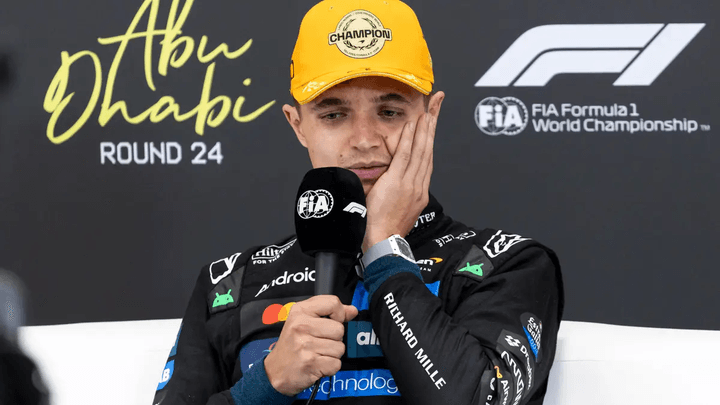 Lando Norris sur le podium tenant son trophée lors d'une cérémonie de remise de prix en Formule 1