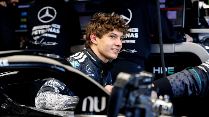 Kimi Antonelli dans le cockpit de sa Mercedes F1, concentré avant une course