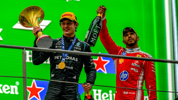 George Russell (Mercedes) célèbre sa victoire sur le podium avec Lewis Hamilton (Ferrari)