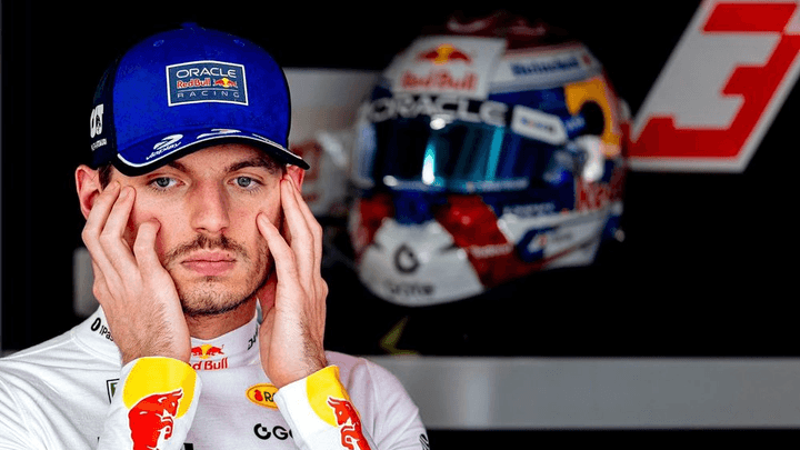 Pilote Red Bull Racing en conférence de presse, tête dans les mains, casque en arrière-plan