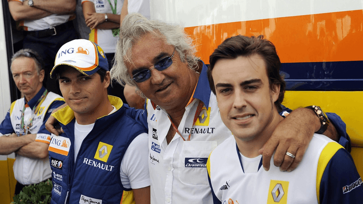 Flavio Briatore entouré de Fernando Alonso et Nelson Piquet Jr dans le paddock Renault F1