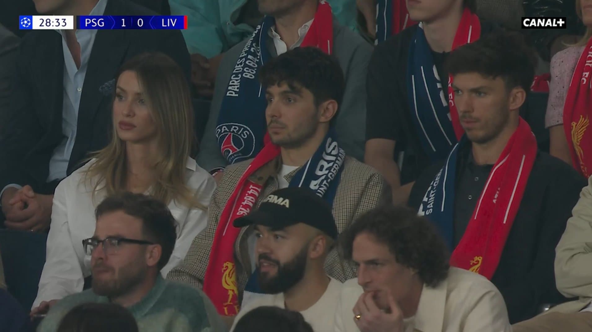 Pierre Gasly et Esteban Ocon dans les tribunes du Parc des Princes lors du match PSG-Liverpool