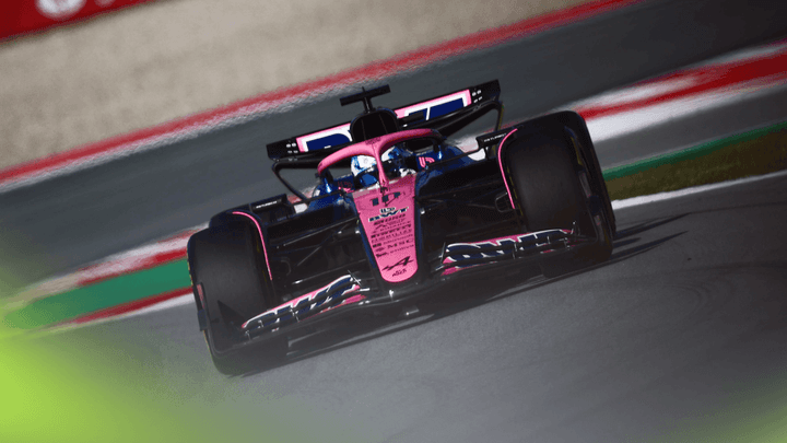 Voiture Alpine F1 en action sur circuit lors d'une course