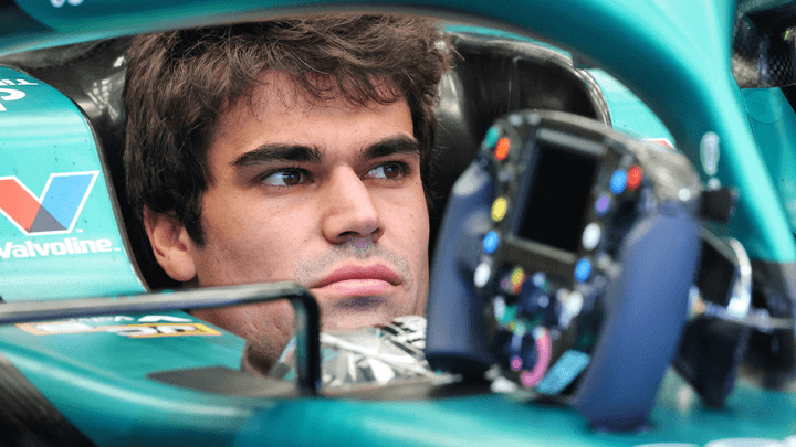 Lance Stroll dans le cockpit de sa voiture de Formule 1 Aston Martin