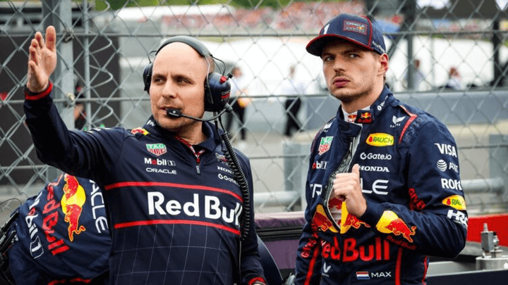 Gianpiero Lambiase et Max Verstappen en discussion lors d'un Grand Prix de Formule 1