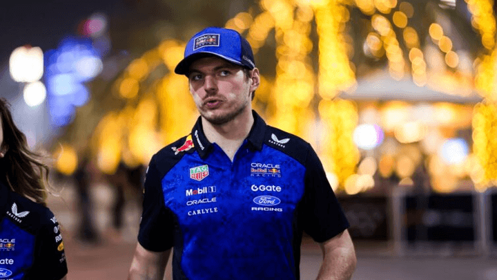 Max Verstappen en tenue Red Bull Racing lors d'un événement F1 nocturne