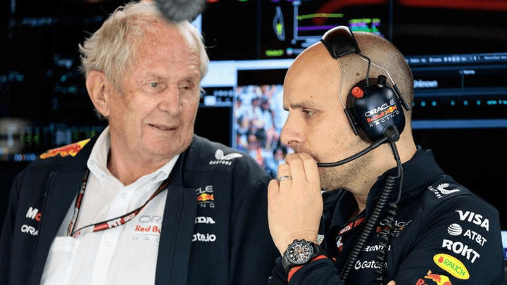 Helmut Marko et Adrian Newey discutent dans le garage Red Bull Racing lors d'un Grand Prix