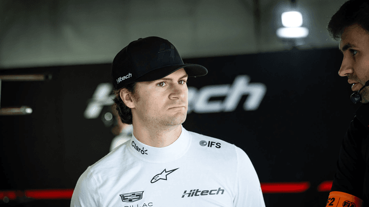 Colton Herta en combinaison Hitech avec casque en main