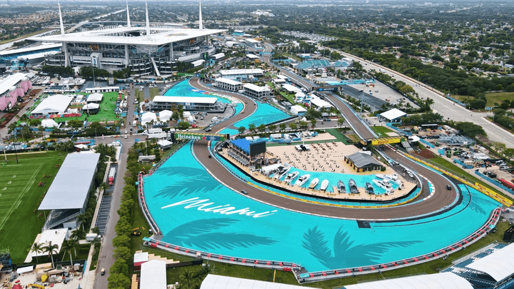Vue aérienne du circuit de Miami avec sa piscine emblématique et les tribunes