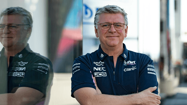 Otmar Szafnauer souriant en polo Aston Martin dans le paddock de Formule 1