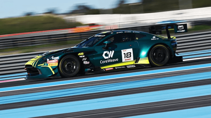 Aston Martin GT verte et jaune en action sur le circuit Paul-Ricard