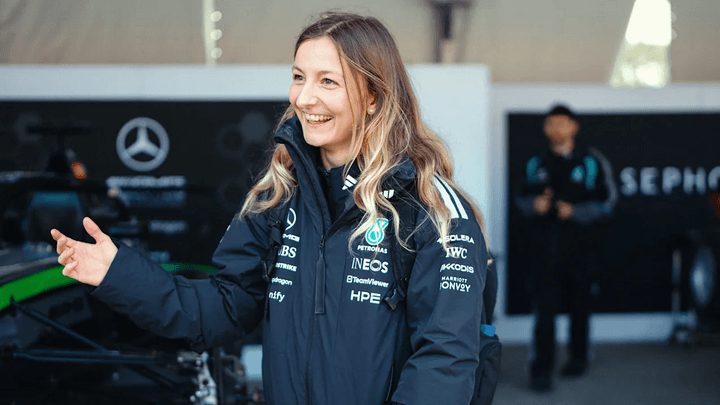 Doriane Pin en combinaison Mercedes dans le paddock de Formule 1