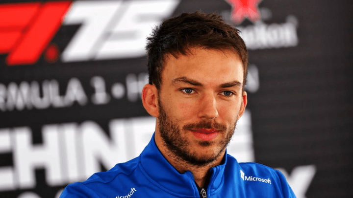 Pilote F1 en combinaison bleue lors d'une conférence de presse officielle