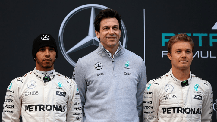 Toto Wolff entre Lewis Hamilton et Nico Rosberg en tenue Mercedes F1