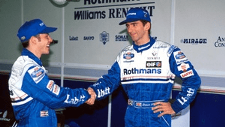 Jacques Villeneuve et Damon Hill se serrent la main dans le garage Williams-Renault