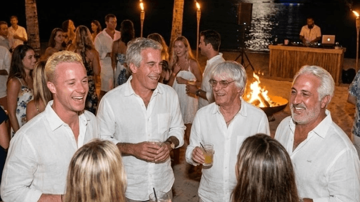 Bernie Ecclestone lors d'une soirée décontractée avec des personnalités du paddock F1