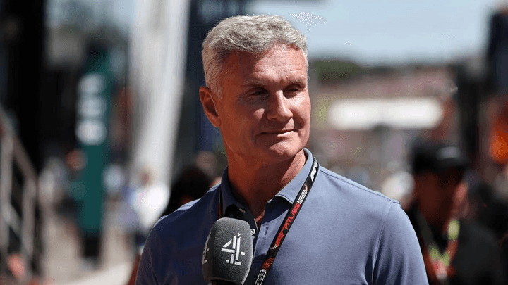 Journaliste de Channel 4 avec micro lors d'une interview dans le paddock F1
