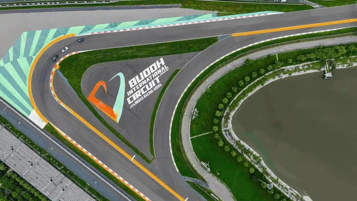 Vue aérienne du circuit de Miami avec logo en virage, asphalte et zones vertes