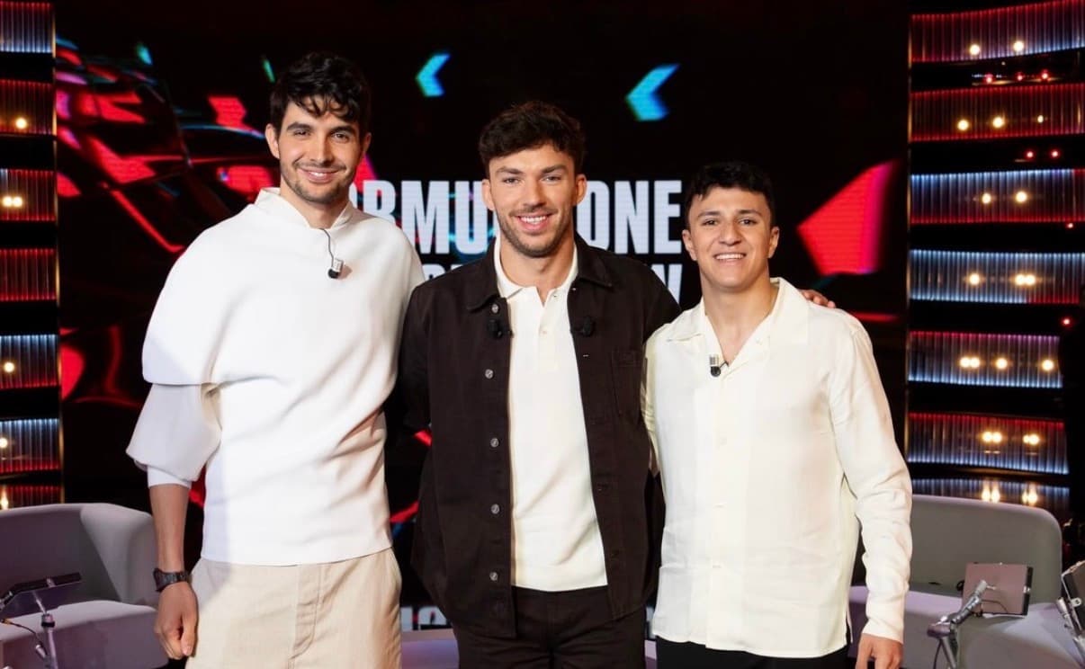 Pierre Gasly pose avec deux invités sur le plateau d'une émission télévisée