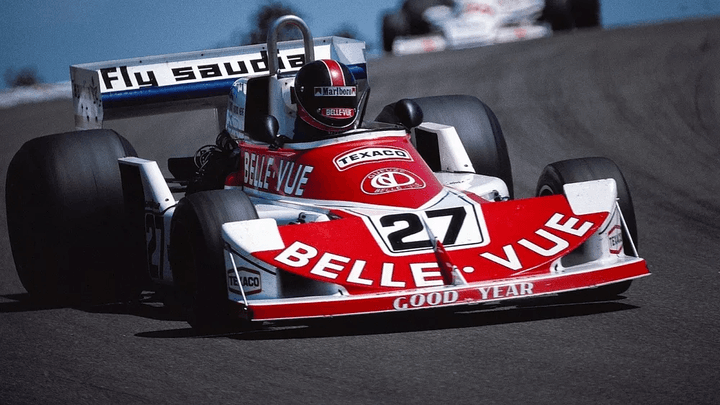 Voiture de F1 Williams historique rouge et blanche numéro 27 en action sur circuit