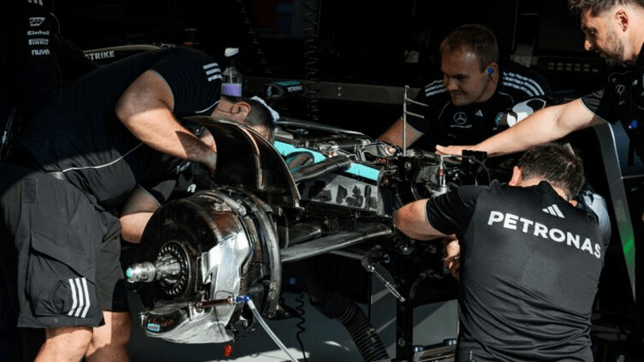 Mécaniciens Mercedes travaillant sur la monoplace W14 dans le garage Petronas F1 Team