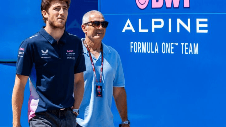 Jack Doohan en combinaison Alpine aux côtés d'un homme plus âgé, probablement son père Mick Doohan