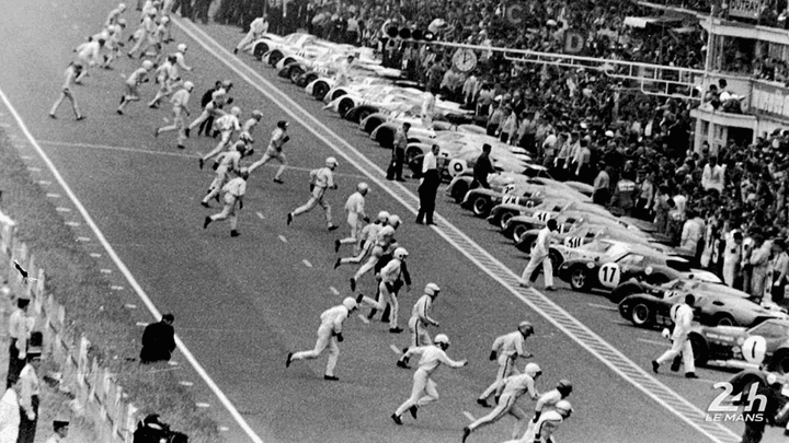 Pilotes courant vers leurs voitures lors du départ traditionnel des 24 Heures du Mans 1969