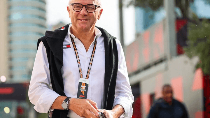 Stefano Domenicali, PDG de la Formule 1, souriant dans le paddock