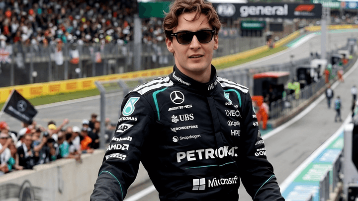 George Russell en combinaison Mercedes sur le circuit de Suzuka lors du Grand Prix du Japon