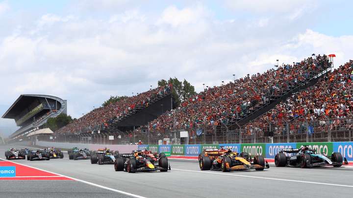 Départ du Grand Prix F1 avec les monoplaces alignées et les tribunes pleines de spectateurs