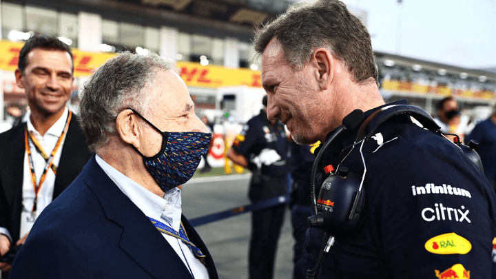 Jean Todt en conversation avec un dirigeant Red Bull Racing sur le circuit de Formule 1