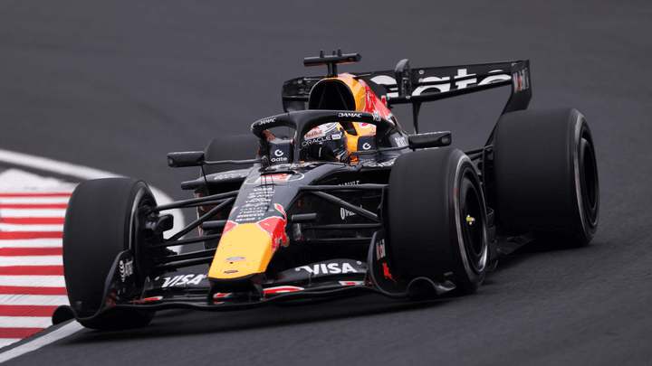 Max Verstappen en Red Bull RB22 sur circuit pendant un Grand Prix de Formule 1