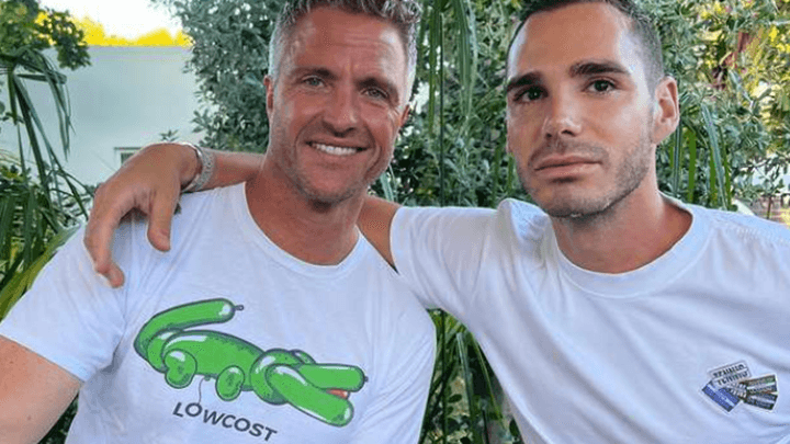 Ralf Schumacher et son compagnon Étienne souriants portant des t-shirts décontractés
