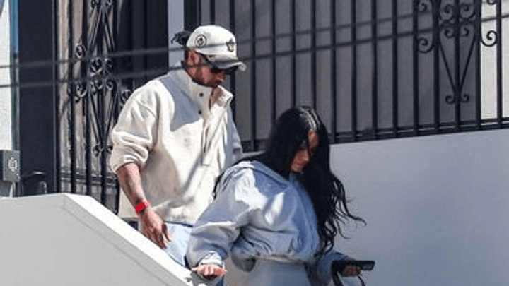 Homme en tenue blanche et casquette sur terrasse avec femme aux cheveux noirs