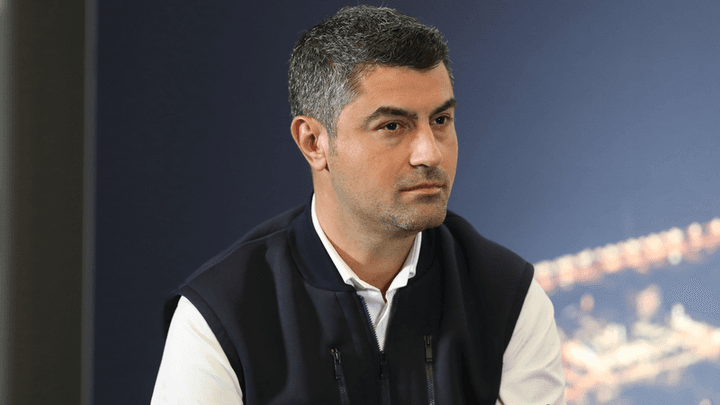 Mick Schumacher lors d'un entretien, portant une veste de l'équipe F1