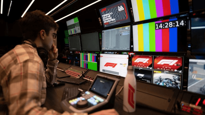 Régie de diffusion F1 avec technicien surveillant les écrans pendant le Grand Prix de Bahreïn