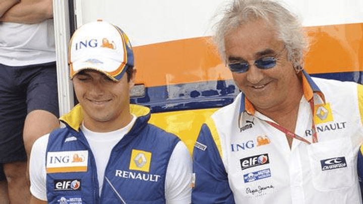 Flavio Briatore et Nelson Piquet Jr en combinaison Renault ING dans le paddock de F1