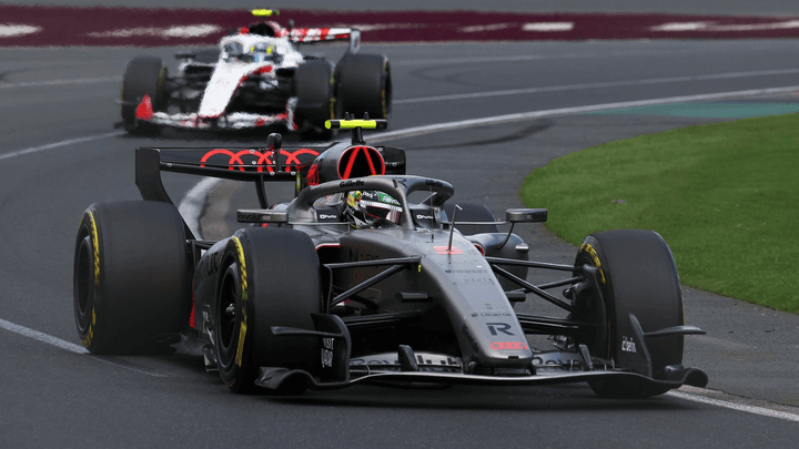 Monoplaces F1 en course : Mercedes-AMG F1 au premier plan devant Haas lors d'un Grand Prix