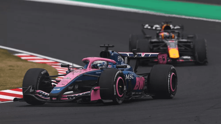 Duel entre Stroll (Aston Martin rose) et Verstappen (Red Bull) sur le circuit