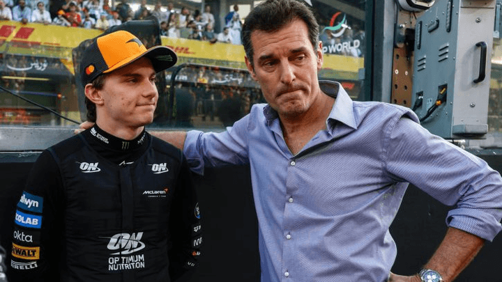 Mark Webber et Oscar Piastri côte à côte dans le paddock F1